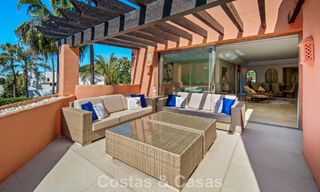 Exclusivo ático dúplex en venta en un complejo residencial junto a la playa en Los Monteros, Marbella Este 803220 