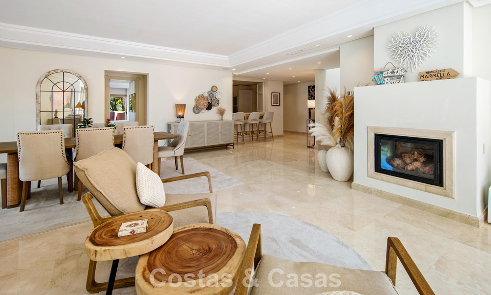 Exclusivo ático dúplex en venta en un complejo residencial junto a la playa en Los Monteros, Marbella Este 803221