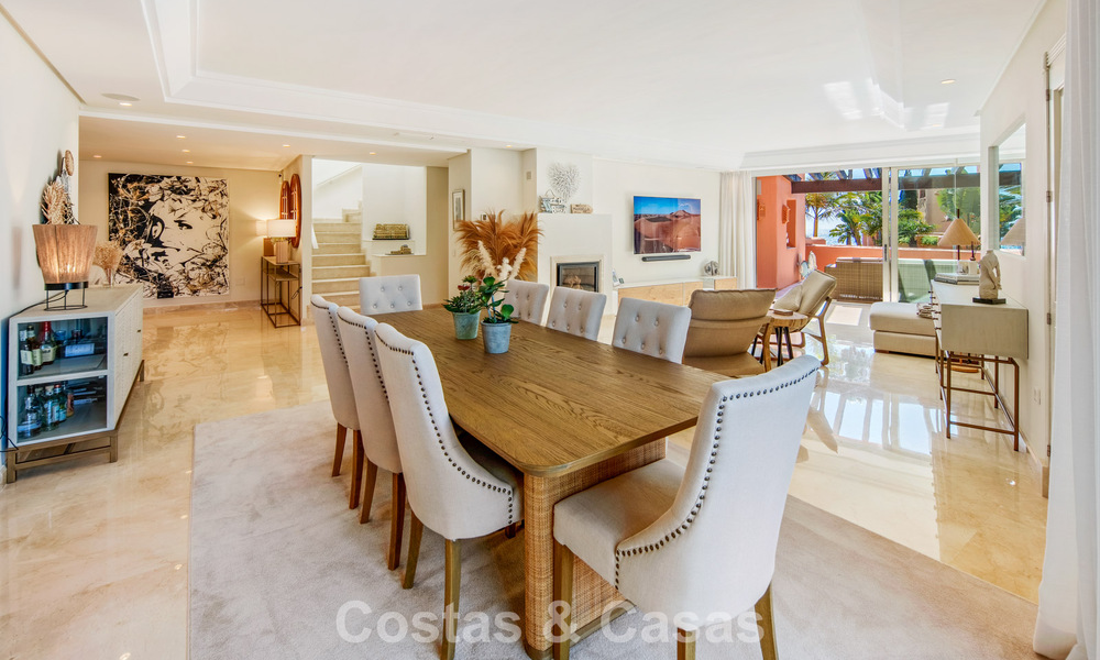 Exclusivo ático dúplex en venta en un complejo residencial junto a la playa en Los Monteros, Marbella Este 803222