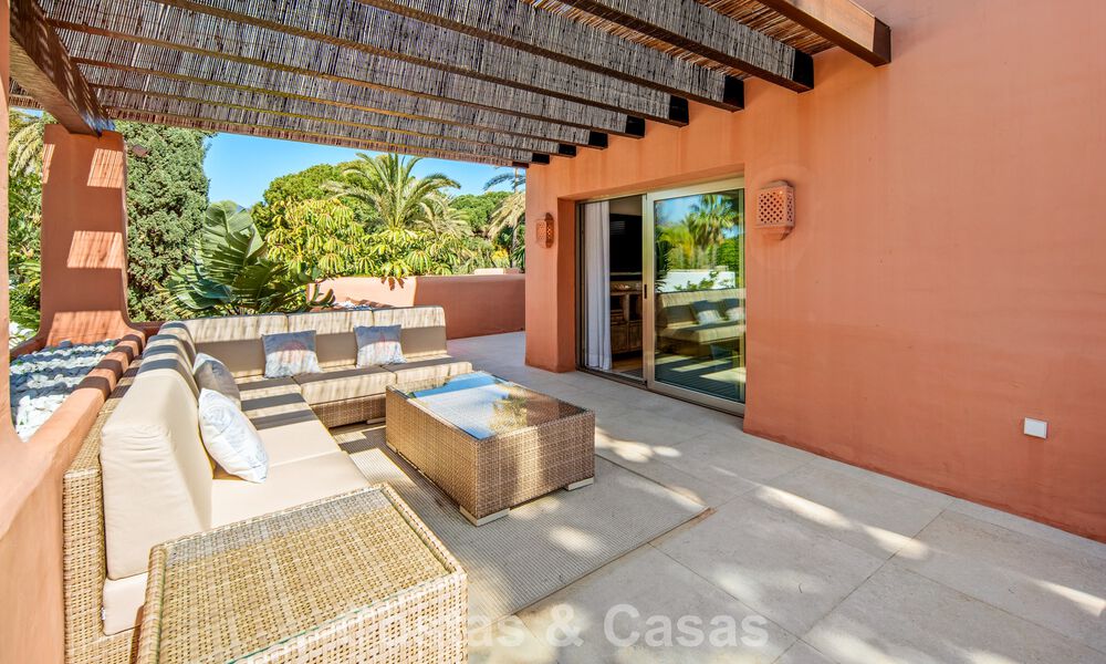 Exclusivo ático dúplex en venta en un complejo residencial junto a la playa en Los Monteros, Marbella Este 803227
