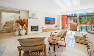 Exclusivo ático dúplex en venta en un complejo residencial junto a la playa en Los Monteros, Marbella Este 803228 