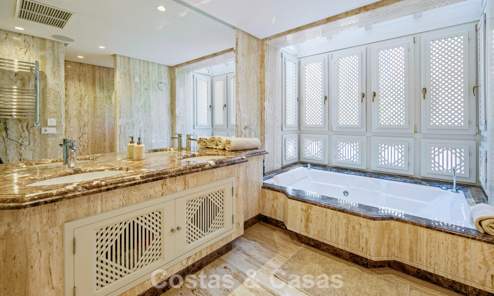 Exclusivo ático dúplex en venta en un complejo residencial junto a la playa en Los Monteros, Marbella Este 803229