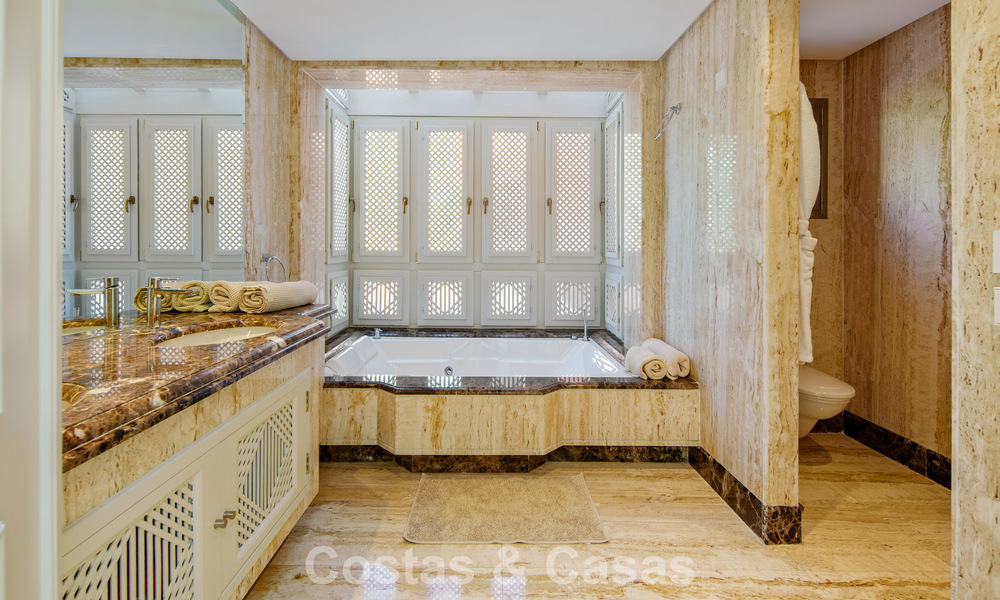 Exclusivo ático dúplex en venta en un complejo residencial junto a la playa en Los Monteros, Marbella Este 803230
