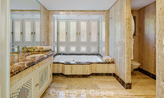 Exclusivo ático dúplex en venta en un complejo residencial junto a la playa en Los Monteros, Marbella Este 803230 