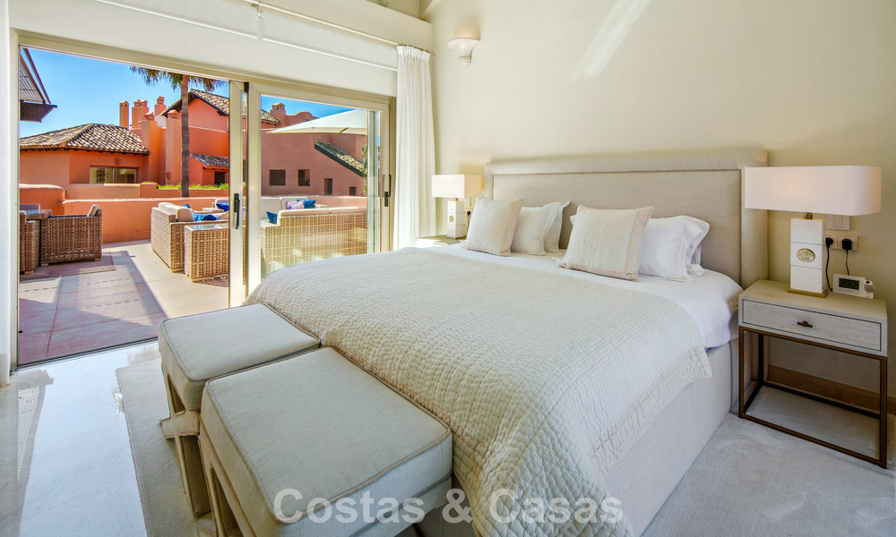 Exclusivo ático dúplex en venta en un complejo residencial junto a la playa en Los Monteros, Marbella Este 803232