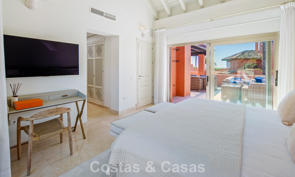Exclusivo ático dúplex en venta en un complejo residencial junto a la playa en Los Monteros, Marbella Este 803233