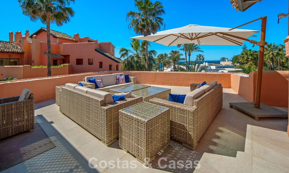 Exclusivo ático dúplex en venta en un complejo residencial junto a la playa en Los Monteros, Marbella Este 803234