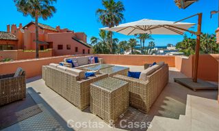 Exclusivo ático dúplex en venta en un complejo residencial junto a la playa en Los Monteros, Marbella Este 803234 
