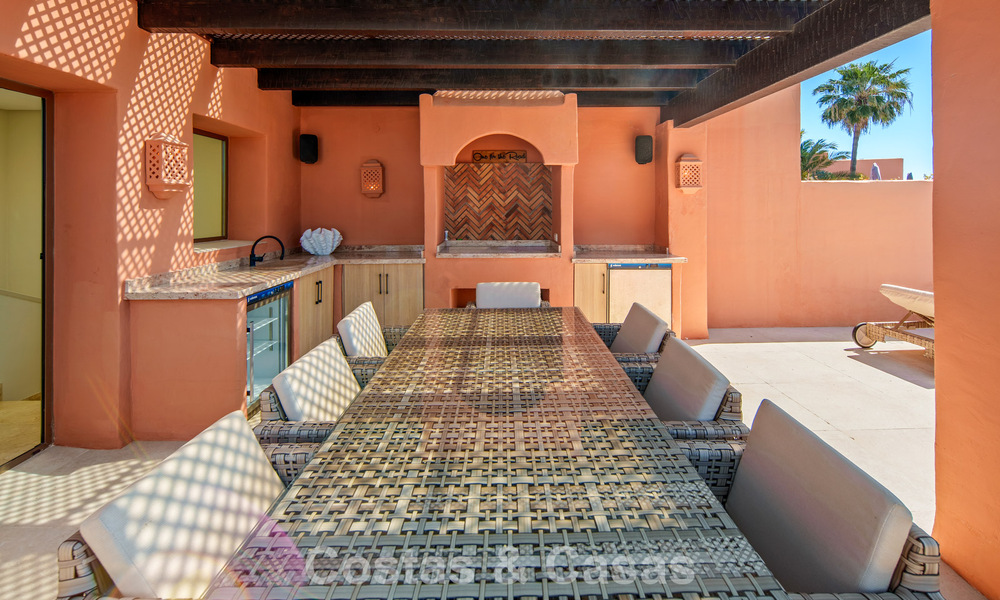 Exclusivo ático dúplex en venta en un complejo residencial junto a la playa en Los Monteros, Marbella Este 803235