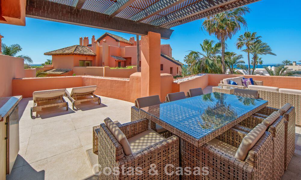 Exclusivo ático dúplex en venta en un complejo residencial junto a la playa en Los Monteros, Marbella Este 803236