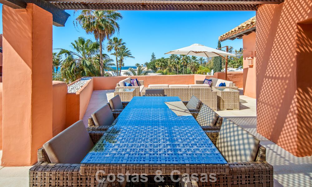Exclusivo ático dúplex en venta en un complejo residencial junto a la playa en Los Monteros, Marbella Este 803237