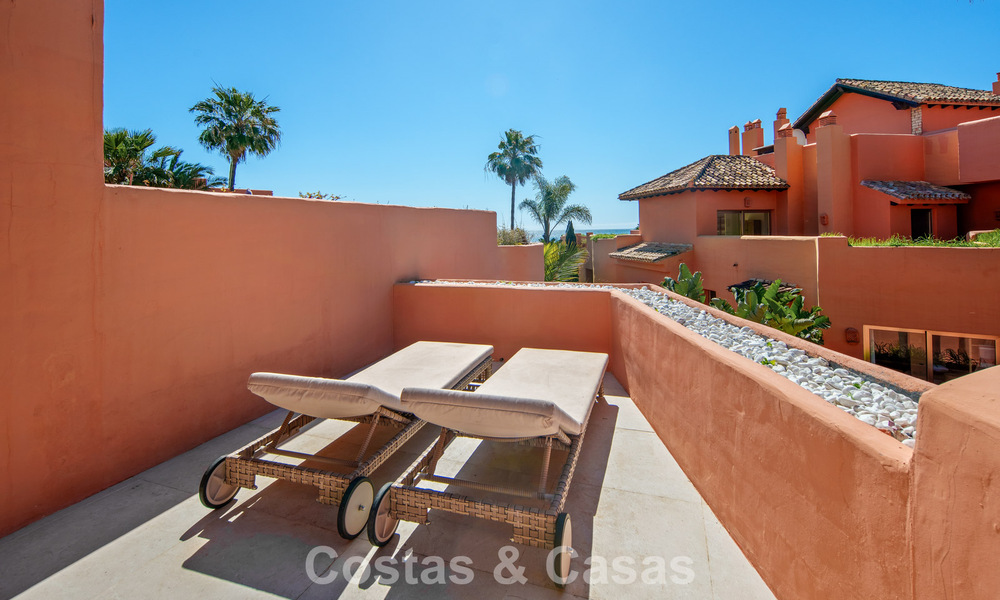 Exclusivo ático dúplex en venta en un complejo residencial junto a la playa en Los Monteros, Marbella Este 803238