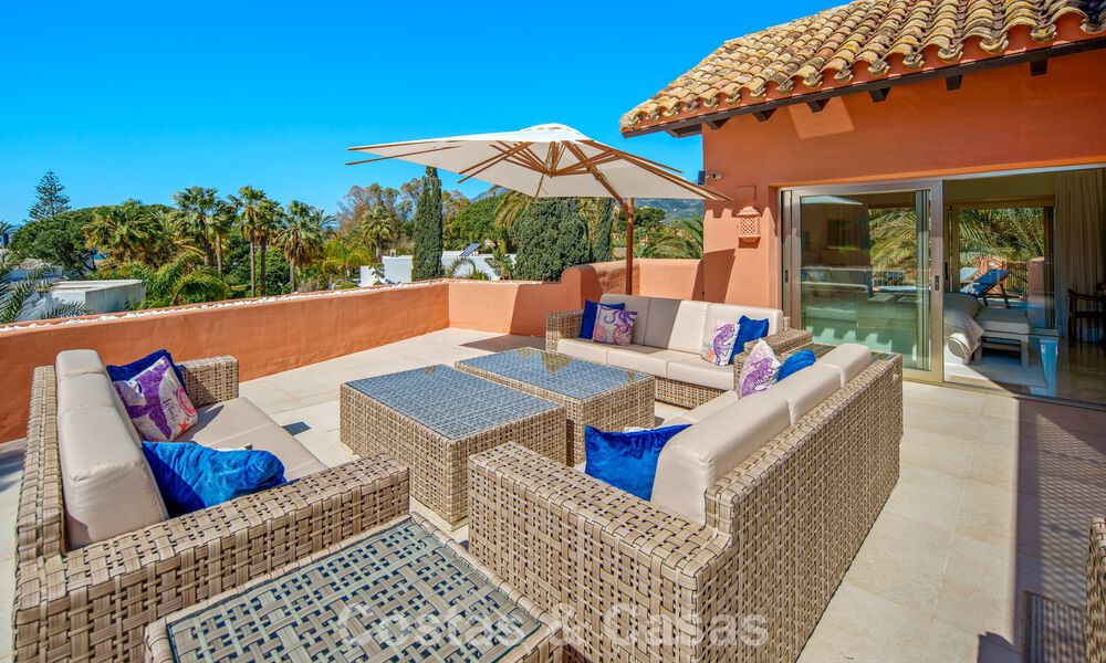 Exclusivo ático dúplex en venta en un complejo residencial junto a la playa en Los Monteros, Marbella Este 803239