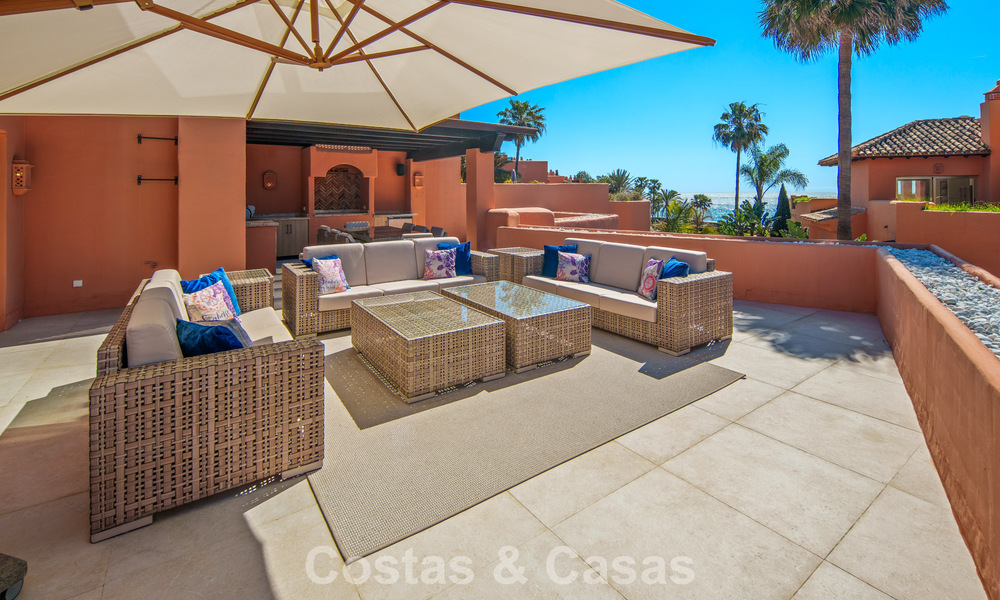 Exclusivo ático dúplex en venta en un complejo residencial junto a la playa en Los Monteros, Marbella Este 803240