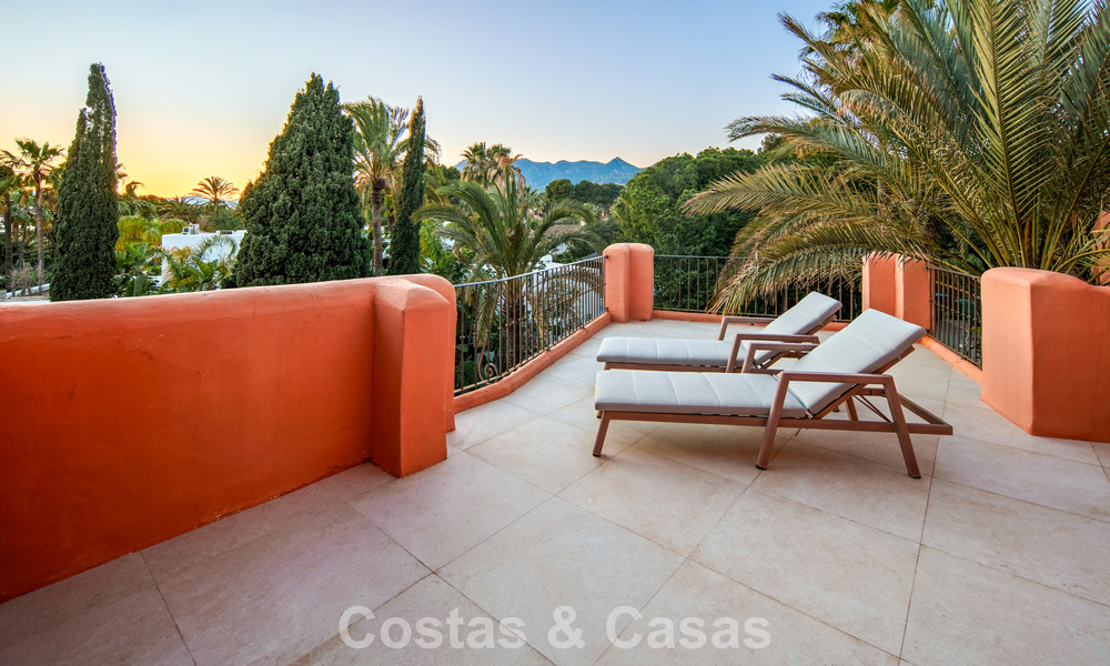 Exclusivo ático dúplex en venta en un complejo residencial junto a la playa en Los Monteros, Marbella Este 803243