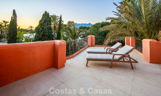 Exclusivo ático dúplex en venta en un complejo residencial junto a la playa en Los Monteros, Marbella Este 803243 