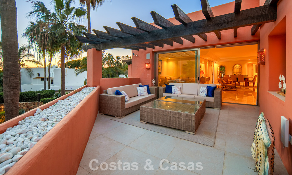 Exclusivo ático dúplex en venta en un complejo residencial junto a la playa en Los Monteros, Marbella Este 803245
