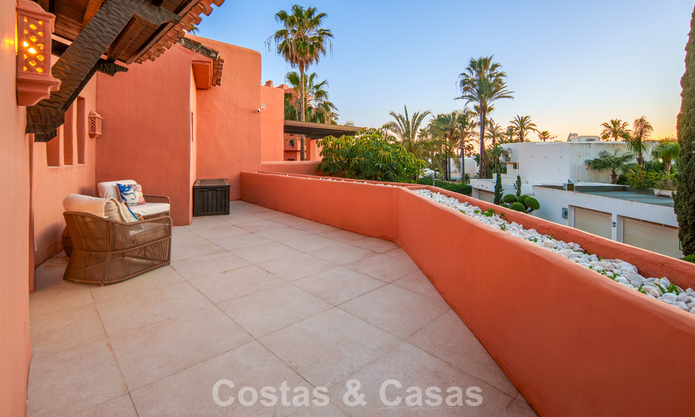 Exclusivo ático dúplex en venta en un complejo residencial junto a la playa en Los Monteros, Marbella Este 803246