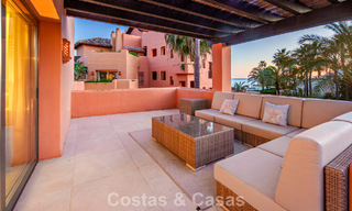 Exclusivo ático dúplex en venta en un complejo residencial junto a la playa en Los Monteros, Marbella Este 803247 