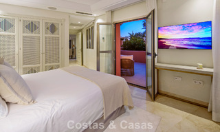 Exclusivo ático dúplex en venta en un complejo residencial junto a la playa en Los Monteros, Marbella Este 803248 