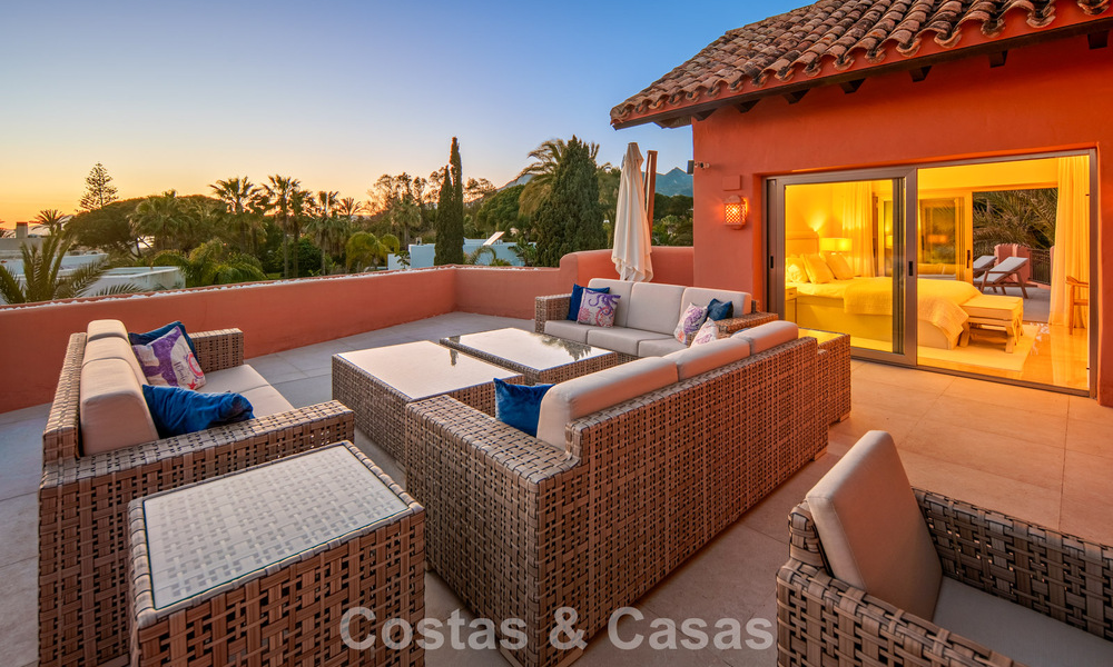 Exclusivo ático dúplex en venta en un complejo residencial junto a la playa en Los Monteros, Marbella Este 803249