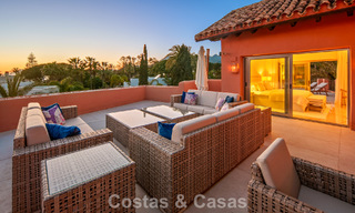 Exclusivo ático dúplex en venta en un complejo residencial junto a la playa en Los Monteros, Marbella Este 803249 