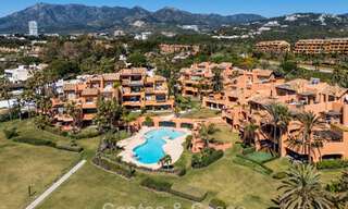 Exclusivo ático dúplex en venta en un complejo residencial junto a la playa en Los Monteros, Marbella Este 803252 