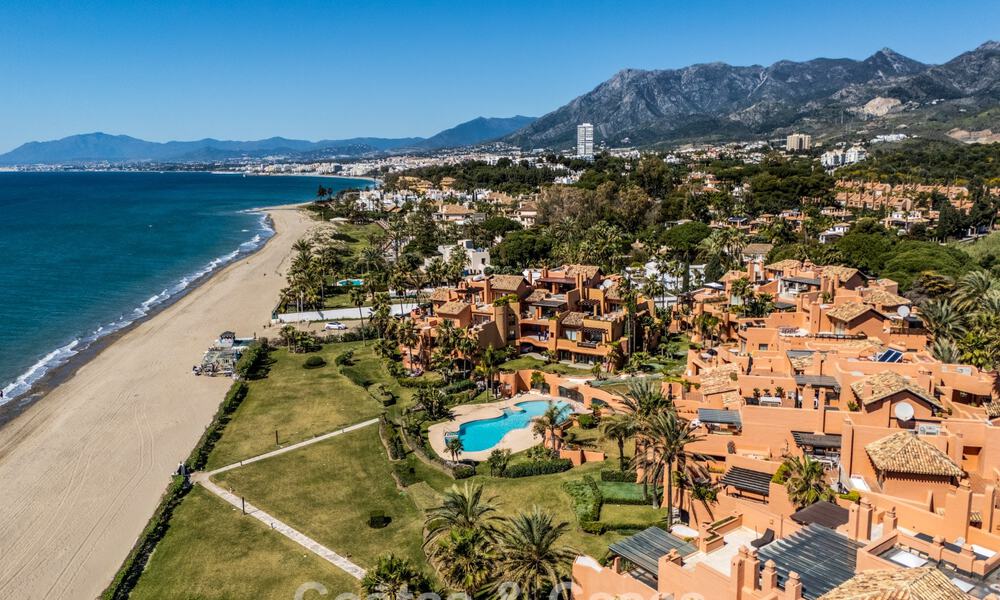 Exclusivo ático dúplex en venta en un complejo residencial junto a la playa en Los Monteros, Marbella Este 803253