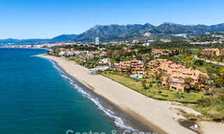 Exclusivo ático dúplex en venta en un complejo residencial junto a la playa en Los Monteros, Marbella Este 803254 