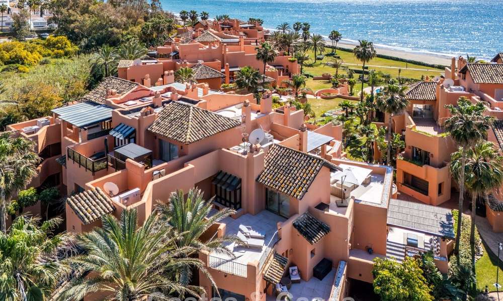 Exclusivo ático dúplex en venta en un complejo residencial junto a la playa en Los Monteros, Marbella Este 803256