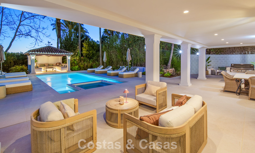 Villa mediterránea de lujo en venta, en primera línea de golf, en una prestigiosa urbanización de Nueva Andalucía, Marbella 803262