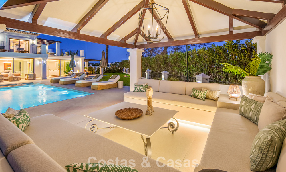 Villa mediterránea de lujo en venta, en primera línea de golf, en una prestigiosa urbanización de Nueva Andalucía, Marbella 803263