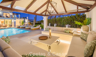 Villa mediterránea de lujo en venta, en primera línea de golf, en una prestigiosa urbanización de Nueva Andalucía, Marbella 803263 