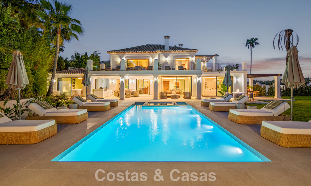 Villa mediterránea de lujo en venta, en primera línea de golf, en una prestigiosa urbanización de Nueva Andalucía, Marbella 803264