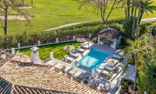 Villa mediterránea de lujo en venta, en primera línea de golf, en una prestigiosa urbanización de Nueva Andalucía, Marbella 803267 