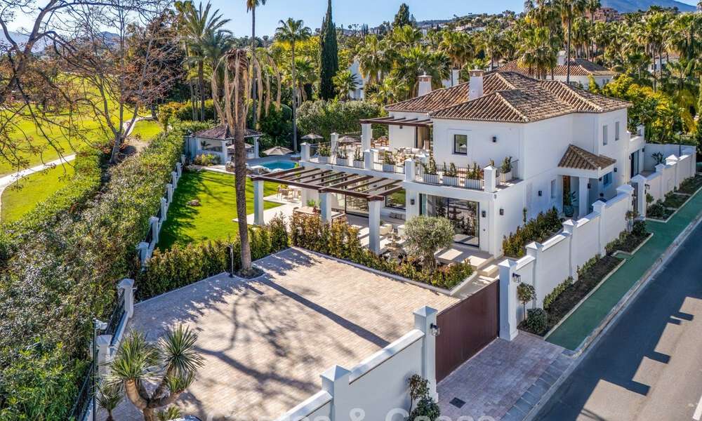 Villa mediterránea de lujo en venta, en primera línea de golf, en una prestigiosa urbanización de Nueva Andalucía, Marbella 803271