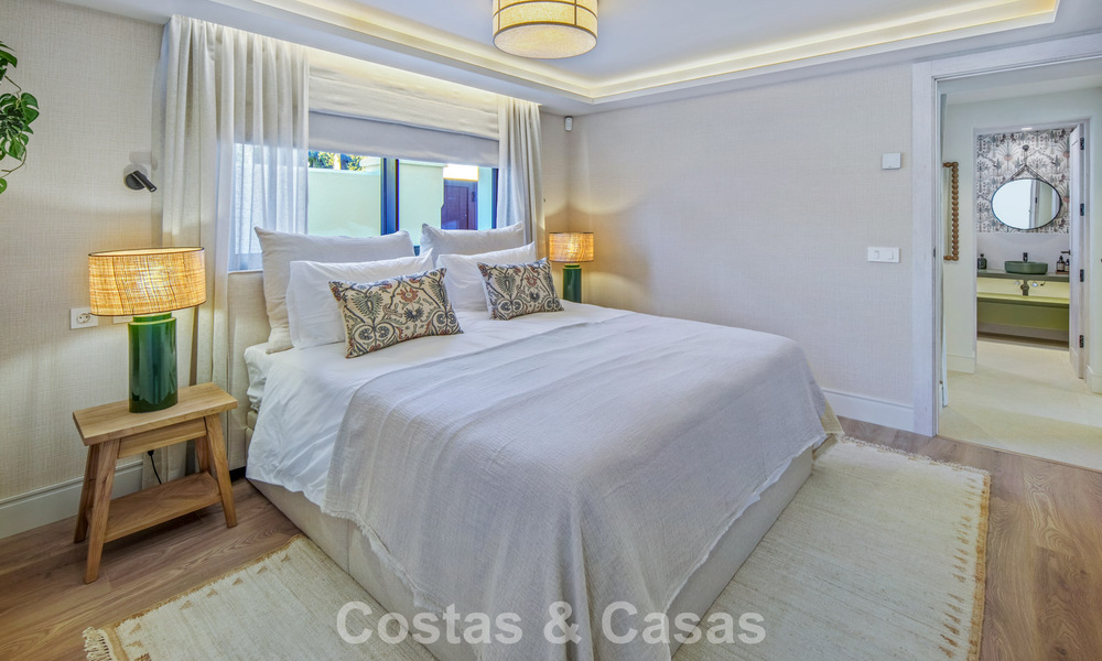 Villa mediterránea de lujo en venta, en primera línea de golf, en una prestigiosa urbanización de Nueva Andalucía, Marbella 803272