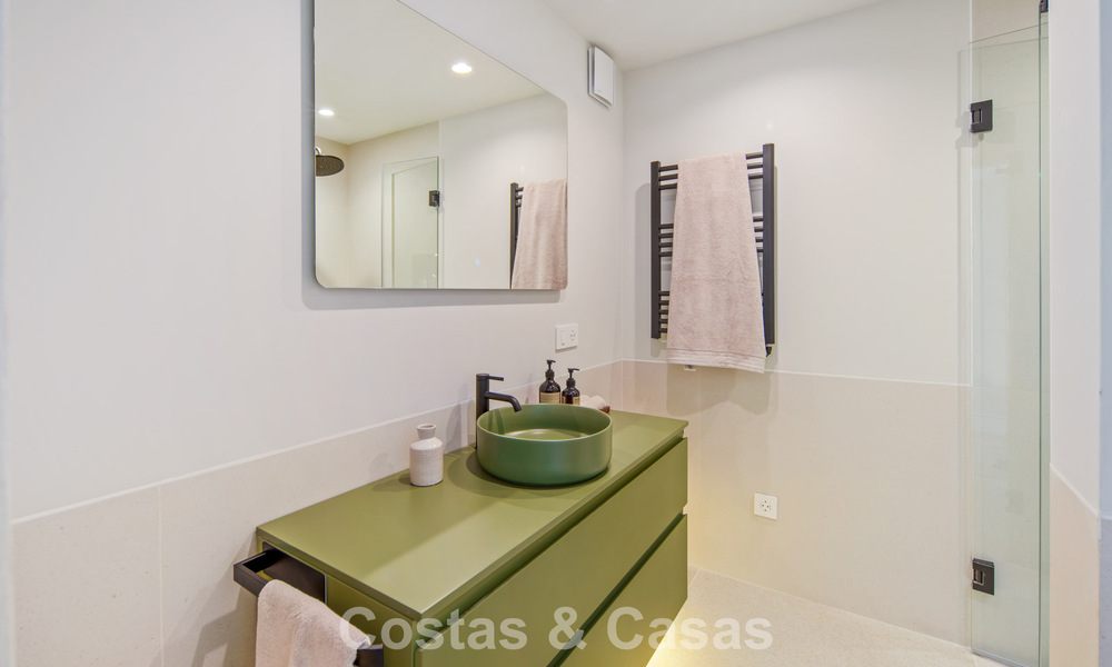 Villa mediterránea de lujo en venta, en primera línea de golf, en una prestigiosa urbanización de Nueva Andalucía, Marbella 803273