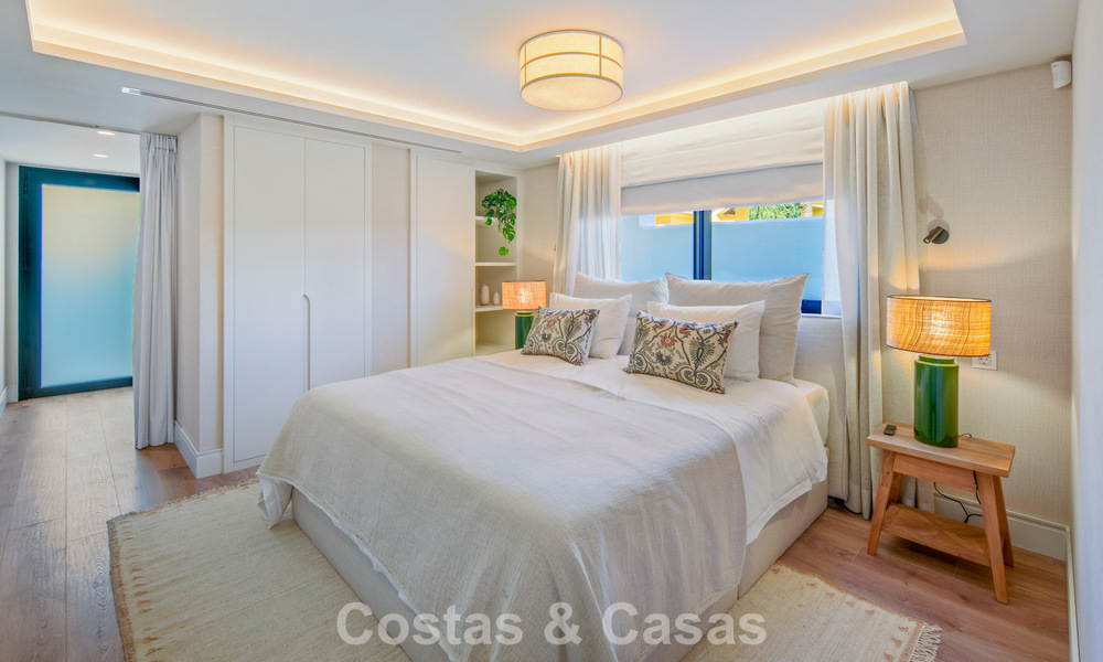 Villa mediterránea de lujo en venta, en primera línea de golf, en una prestigiosa urbanización de Nueva Andalucía, Marbella 803274