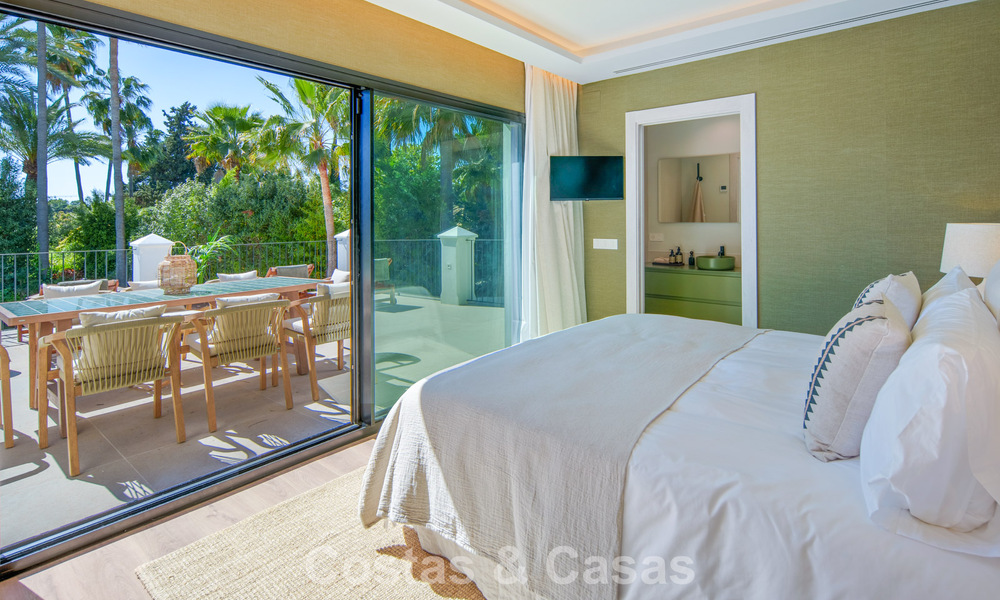 Villa mediterránea de lujo en venta, en primera línea de golf, en una prestigiosa urbanización de Nueva Andalucía, Marbella 803277