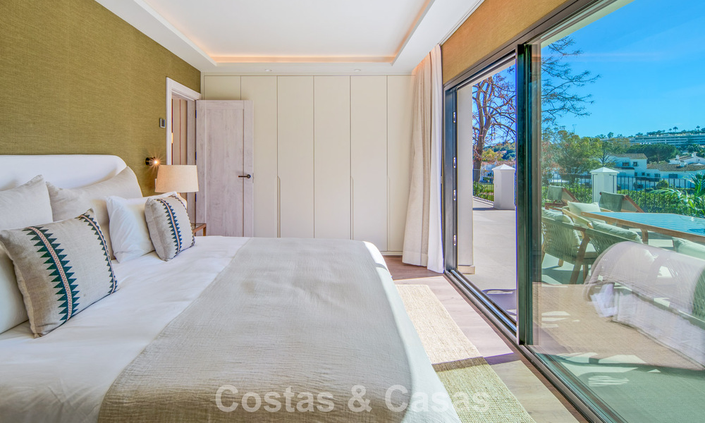 Villa mediterránea de lujo en venta, en primera línea de golf, en una prestigiosa urbanización de Nueva Andalucía, Marbella 803279