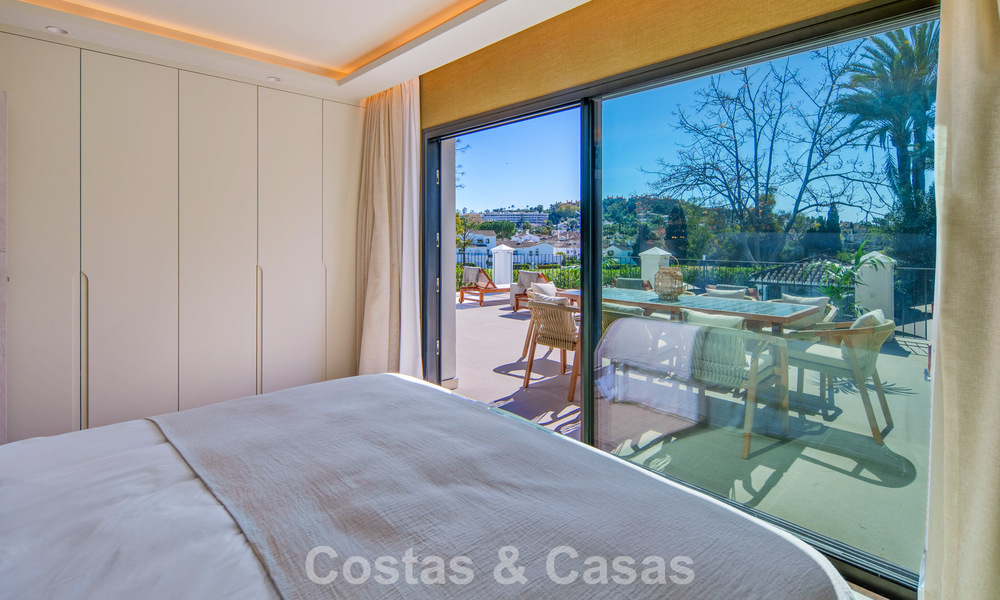 Villa mediterránea de lujo en venta, en primera línea de golf, en una prestigiosa urbanización de Nueva Andalucía, Marbella 803280