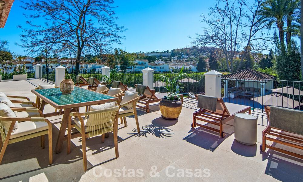 Villa mediterránea de lujo en venta, en primera línea de golf, en una prestigiosa urbanización de Nueva Andalucía, Marbella 803281