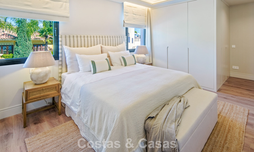 Villa mediterránea de lujo en venta, en primera línea de golf, en una prestigiosa urbanización de Nueva Andalucía, Marbella 803285
