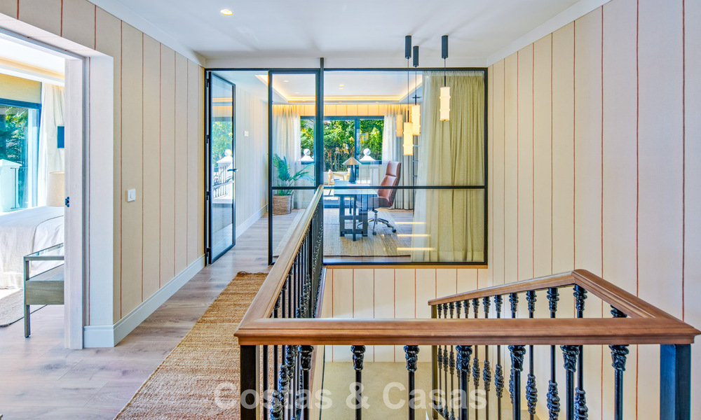 Villa mediterránea de lujo en venta, en primera línea de golf, en una prestigiosa urbanización de Nueva Andalucía, Marbella 803287