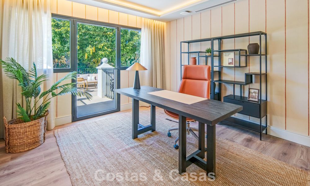 Villa mediterránea de lujo en venta, en primera línea de golf, en una prestigiosa urbanización de Nueva Andalucía, Marbella 803288
