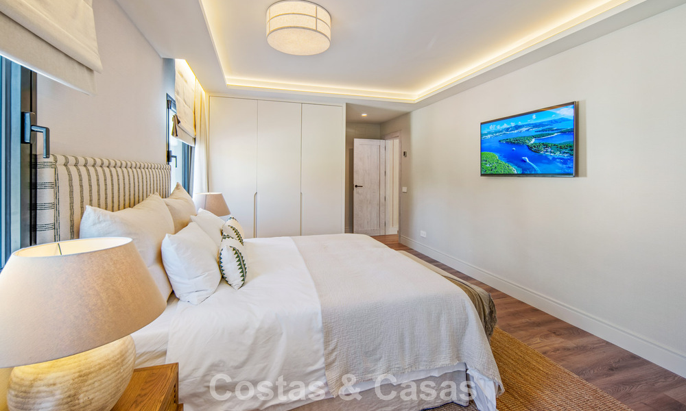 Villa mediterránea de lujo en venta, en primera línea de golf, en una prestigiosa urbanización de Nueva Andalucía, Marbella 803289