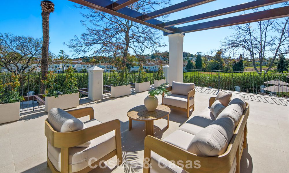 Villa mediterránea de lujo en venta, en primera línea de golf, en una prestigiosa urbanización de Nueva Andalucía, Marbella 803292