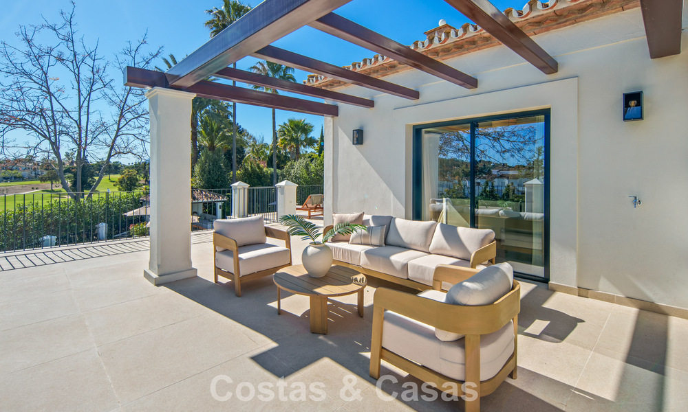 Villa mediterránea de lujo en venta, en primera línea de golf, en una prestigiosa urbanización de Nueva Andalucía, Marbella 803293