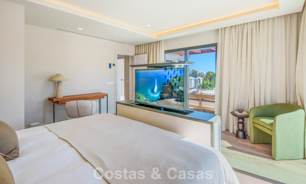 Villa mediterránea de lujo en venta, en primera línea de golf, en una prestigiosa urbanización de Nueva Andalucía, Marbella 803294